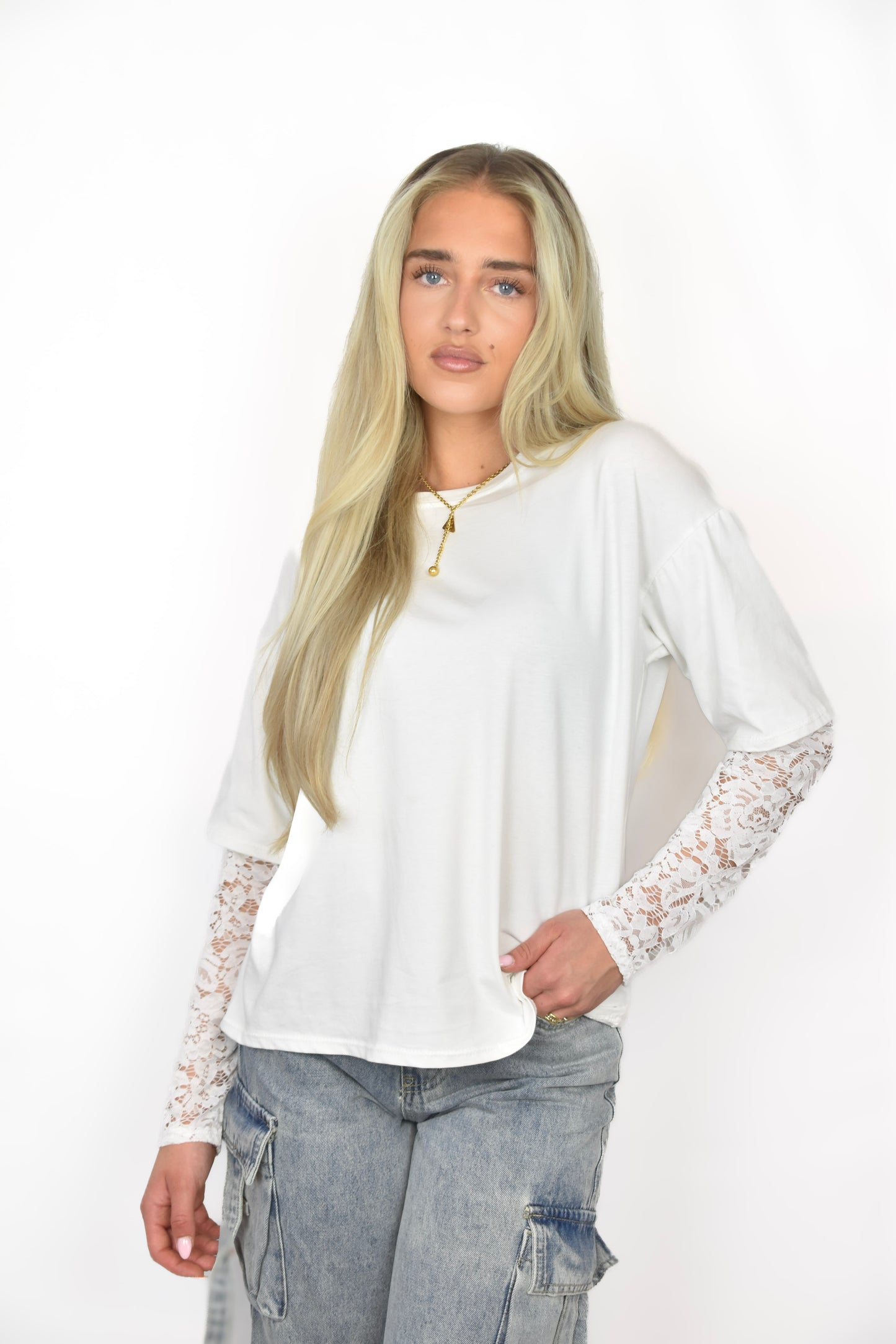 Flower Lace T-shirt White -  van Pretty in Pink. 