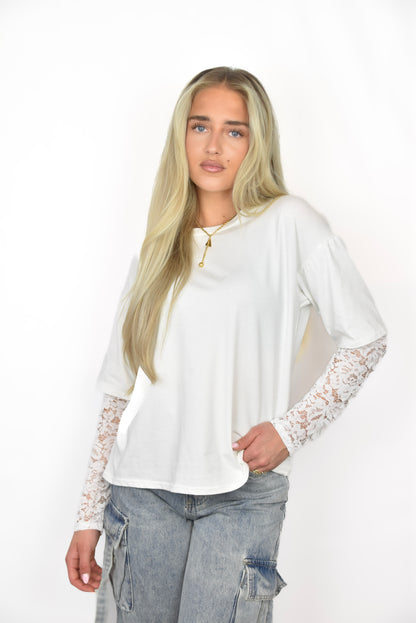 Flower Lace T-shirt White -  van Pretty in Pink. 
