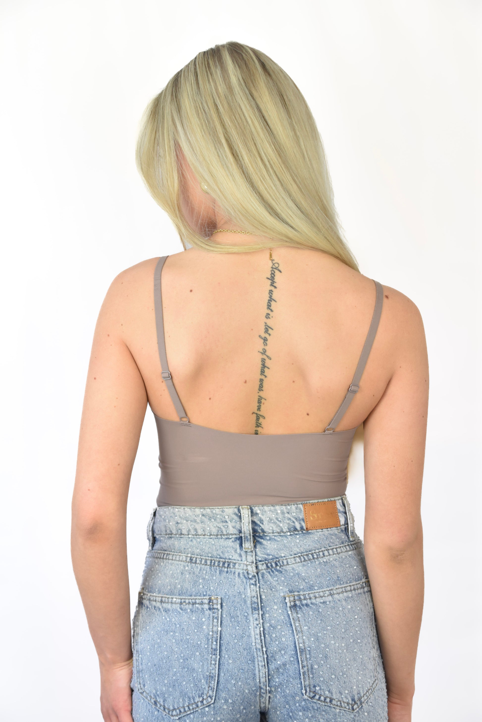 'V neck' body taupe - top van Pretty in Pink. 
